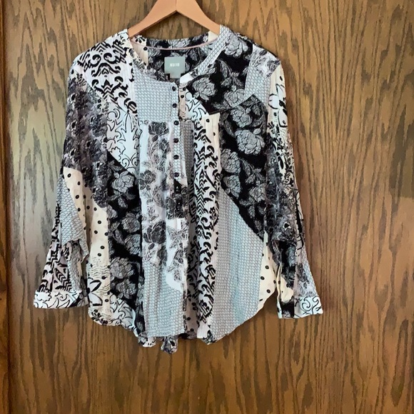 Maeve black and white floral print 1/2 button dolman sleeve top - Picture 1 of 6